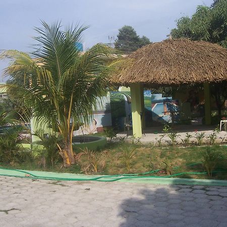 La Cayenna Hotel Et Restaurant Port-au-Prince Exteriör bild